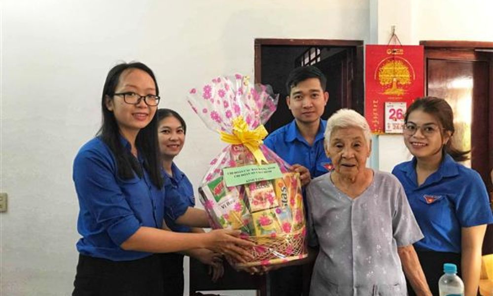 TopXBet thăm hỏi và tặng quà cho các bà mẹ Việt Nam Anh Hùng