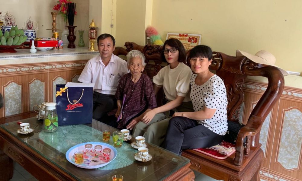 TopXBet thực hiện tặng quà cho các Mẹ Việt Nam Anh Hùng